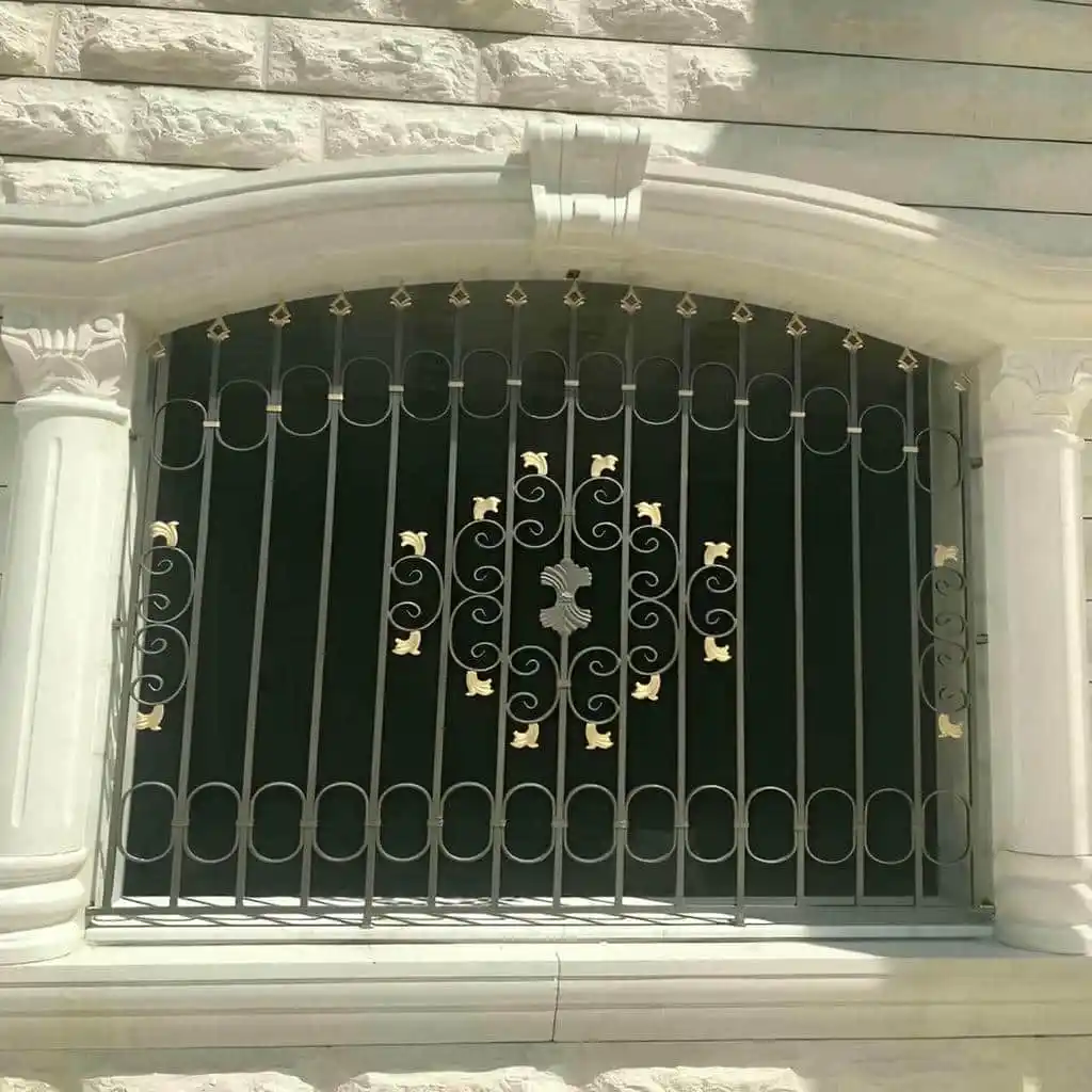 عکس حفاظ پنجره ضد سرقت رنگ مشکی در نمای ساختمان