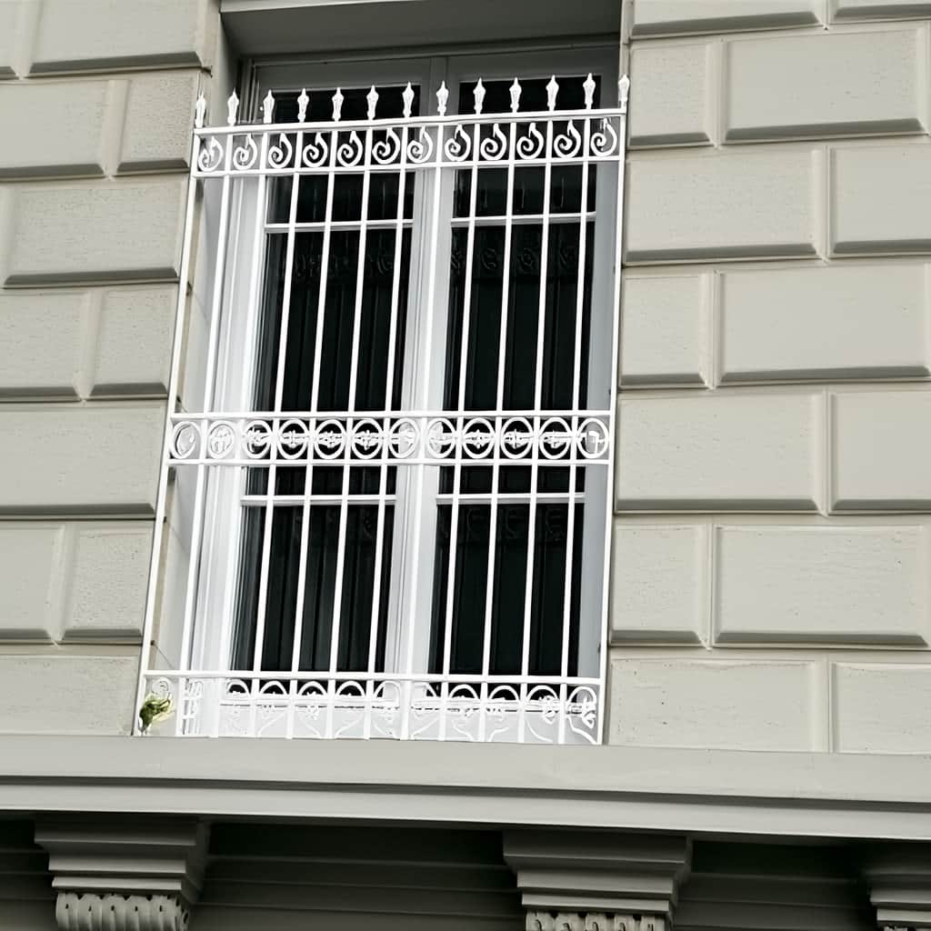 تصویر نمای نزدیک سرنیزههای طلایی و فرفورژه پیچکی مدل نیل