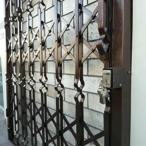 درب آکاردئونی در تبریز