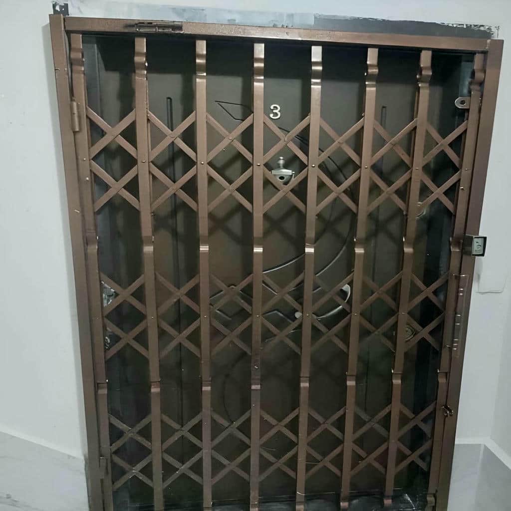 نصب درب آکاردئونی چهارگل در سیرجان