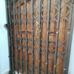 درب آکاردئونی در نیشابور