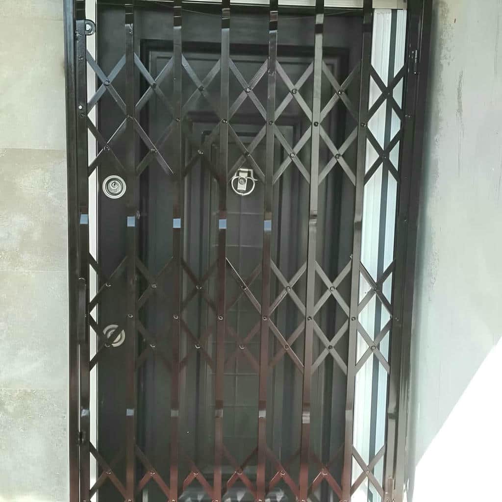 نصب درب آکاردئونی دوگل در بندر انزلی
