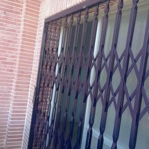 درب آکاردئونی در بندر لنگه