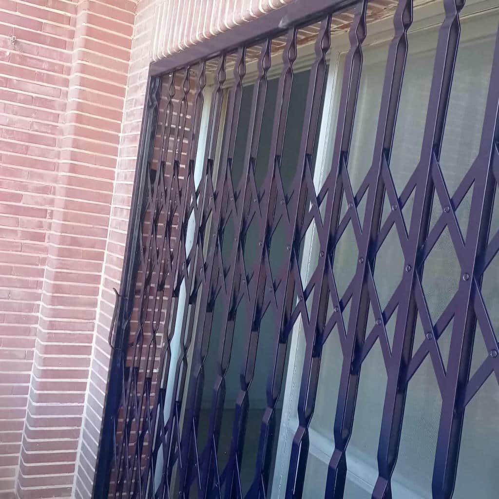 درب آکاردئونی در بندر لنگه