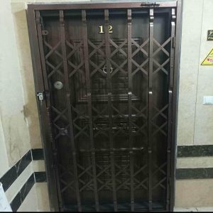 درب آکاردئونی فلزی در کمال شهر