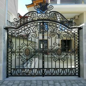 درب حیاط در کمال شهر