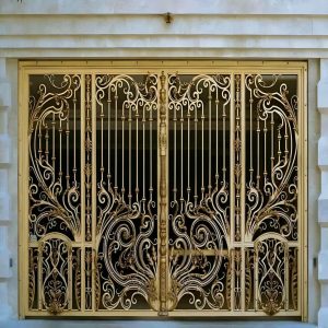 درب حیاط در همدان