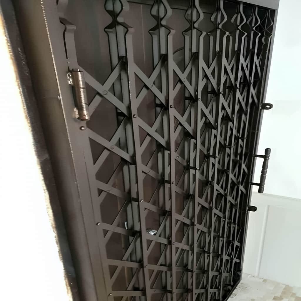 نصب حفاظ آکاردئونی لوزی تسمه پهن پشت درب اصلی