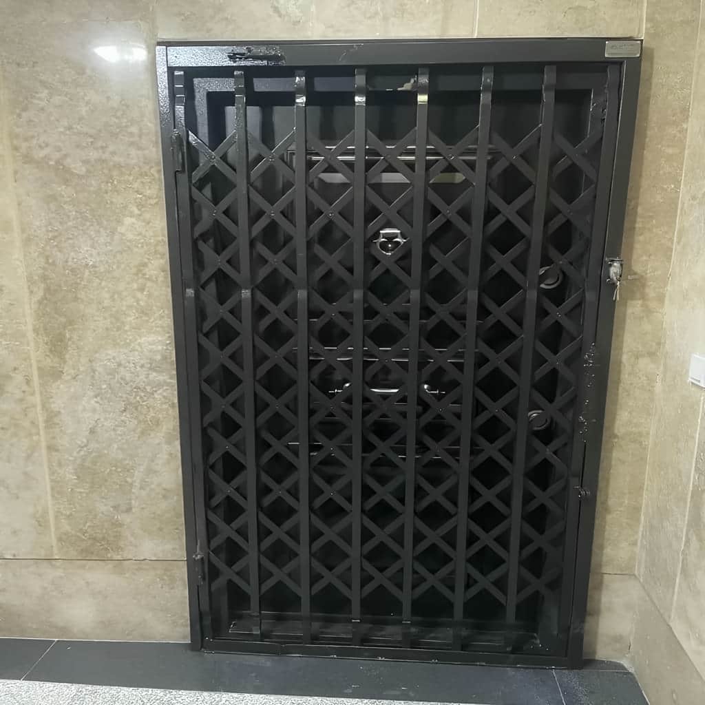 اجرای حفاظ آکاردئونی دو جداره ورودی با ریل روان