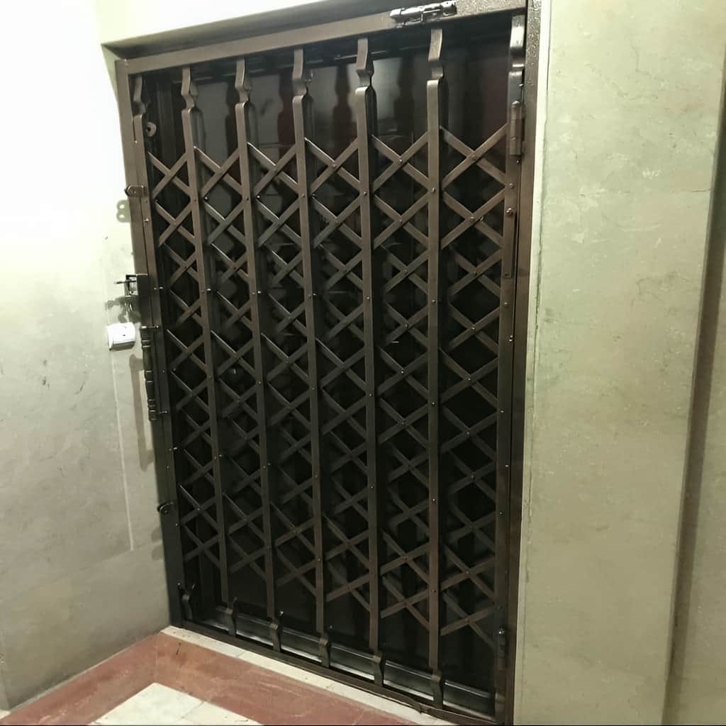 درب آکاردئونی تسمه پهن آهنی با رنگ کوره‌ای