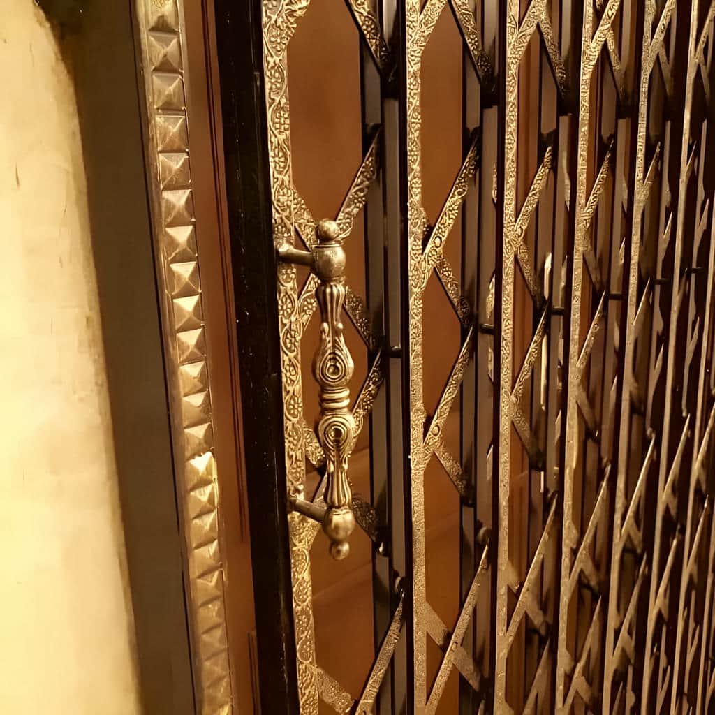 ساخت درب آکاردئونی سلطنتی گل دار برای واحد مسکونی