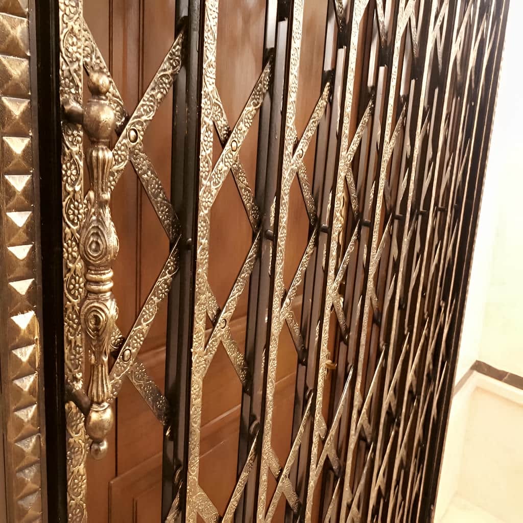 ابعاد درب آکاردئونی سلطنتی گل دار با گل‌کاری فلزی
