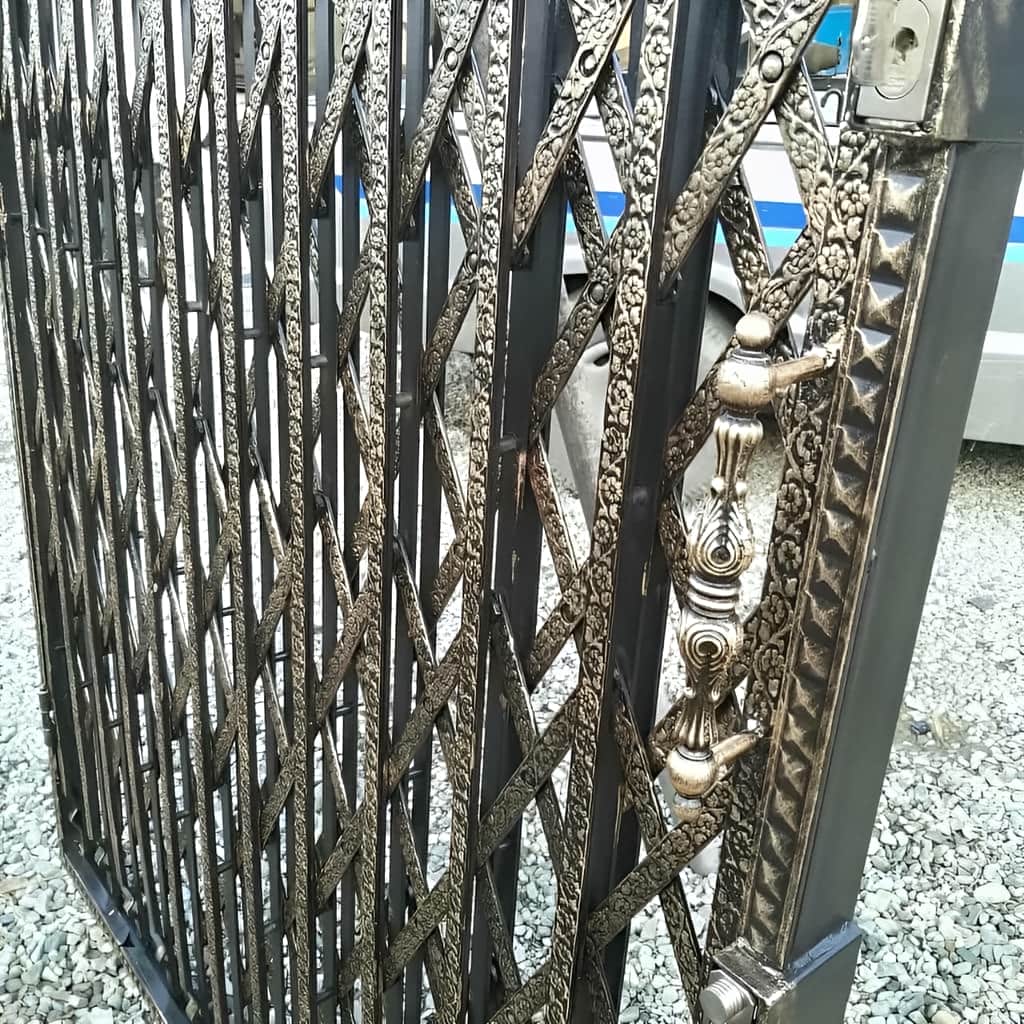 اجرای درب آکاردئونی سلطنتی گل دار با ریل روان