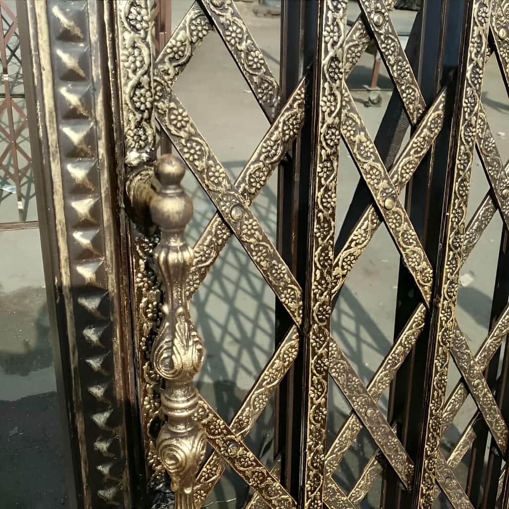 درب آکاردئونی سلطنتی گل دار مناسب راهروی آپارتمان