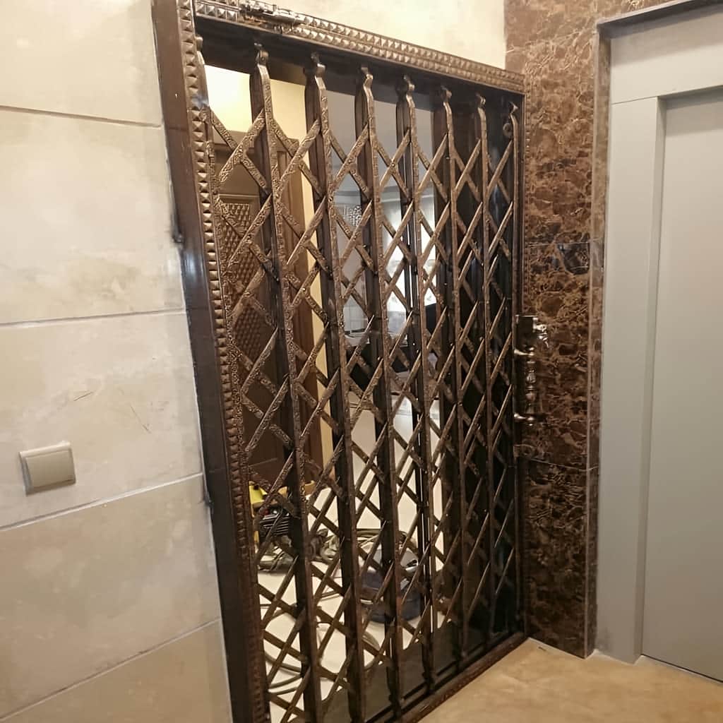 نصب درب آکاردئونی سلطنتی گل دار پشت درب اصلی