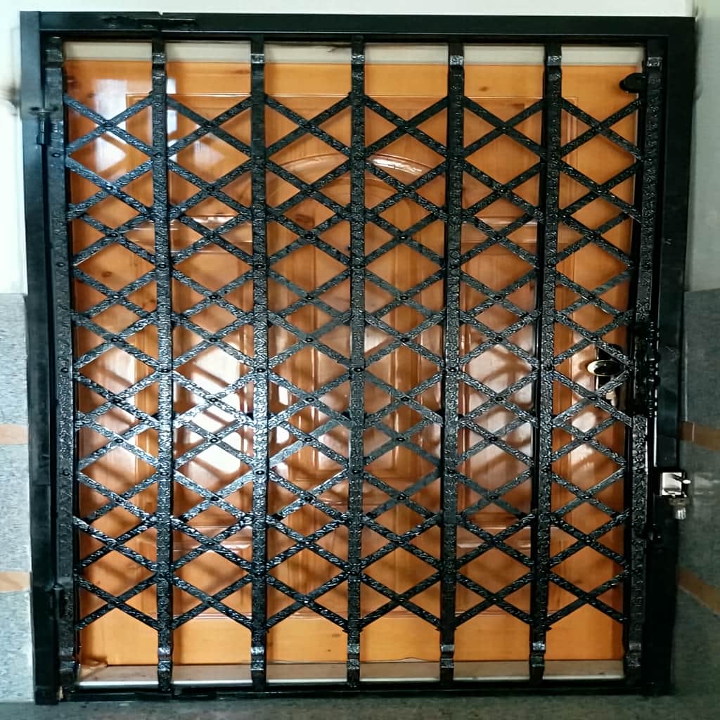 اجرای درب آکاردئونی شیک قفل دار با ریل روان