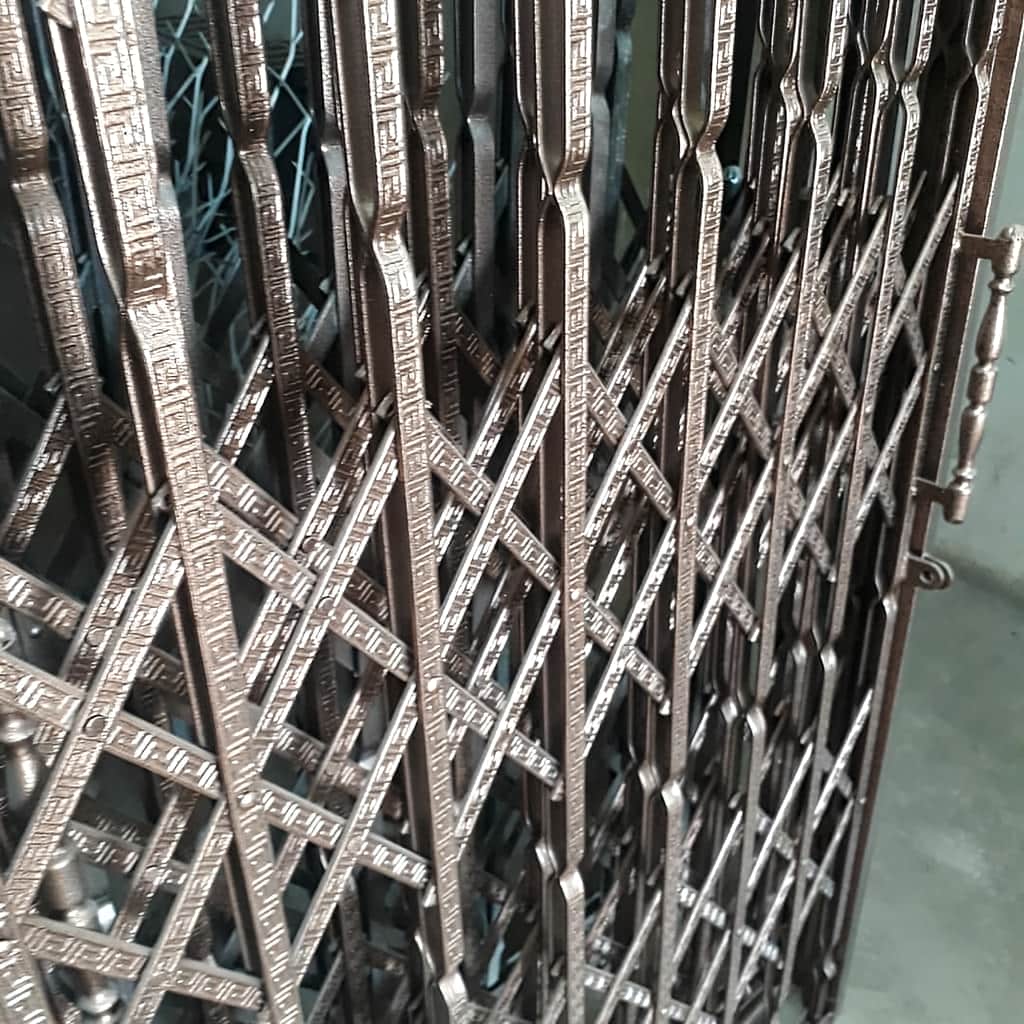 نصب درب آکاردئونی سه گل تسمه پشت درب اصلی