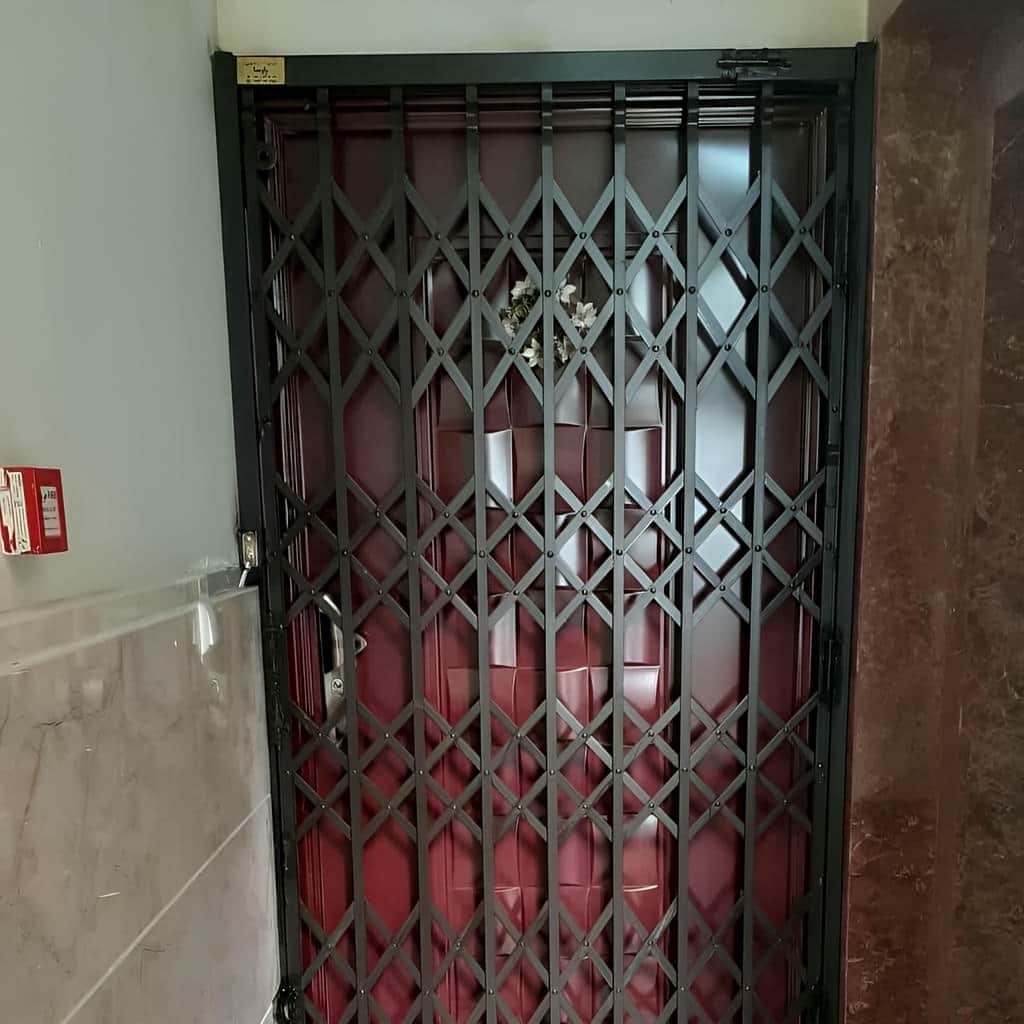 نصب درب آکاردئونی چهار گل لوزی پشت درب اصلی