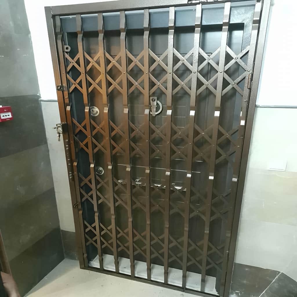 اجرای درب آکاردئونی چهار گل لوزی با ریل روان