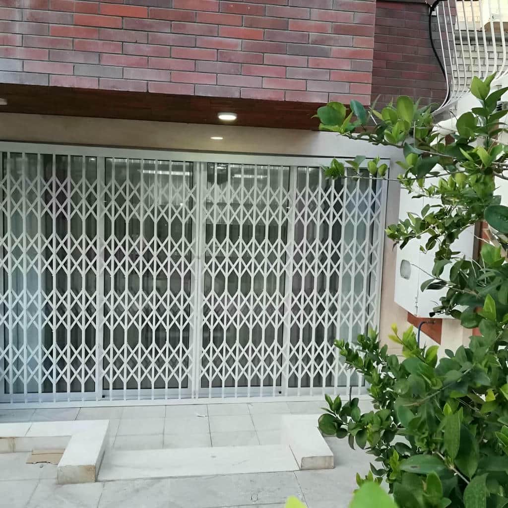 درب آکاردئونی سفید طلایی با رنگ کوره‌ای