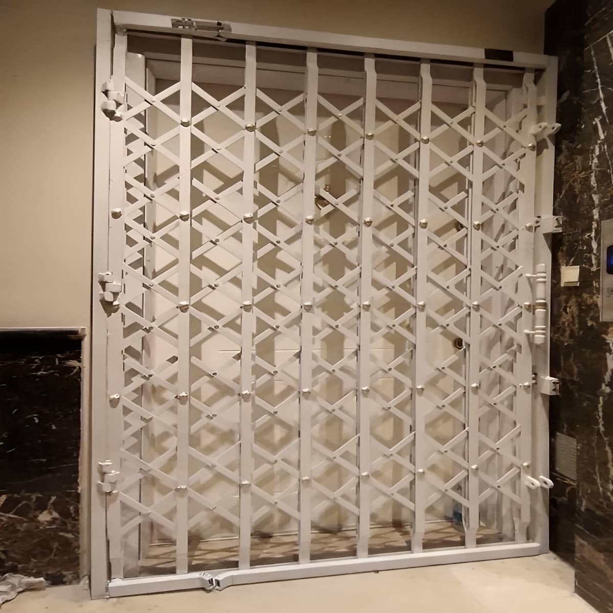 خرید درب آکاردئونی ضد سرقت آپارتمانی با ایمنی بیشتر ورودی واحد