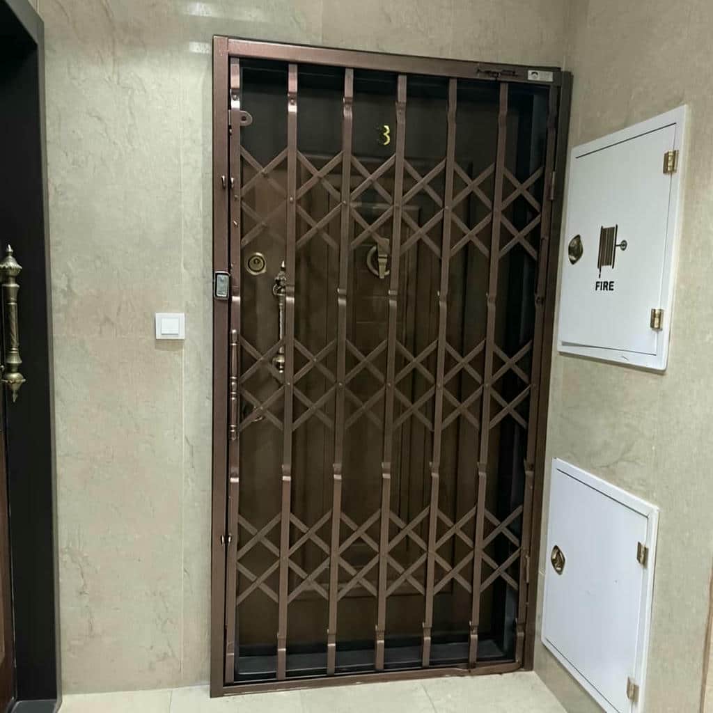 قیمت درب آکاردئونی مدرن مشکی ورودی اداری بر اساس