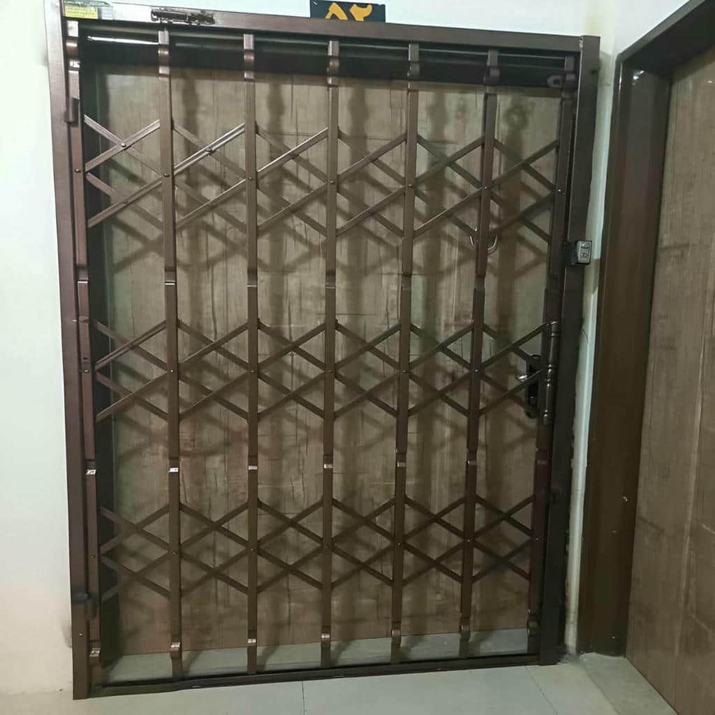 اجرای درب حفاظ فلزی ورودی واحد با چهارچوب مقاوم