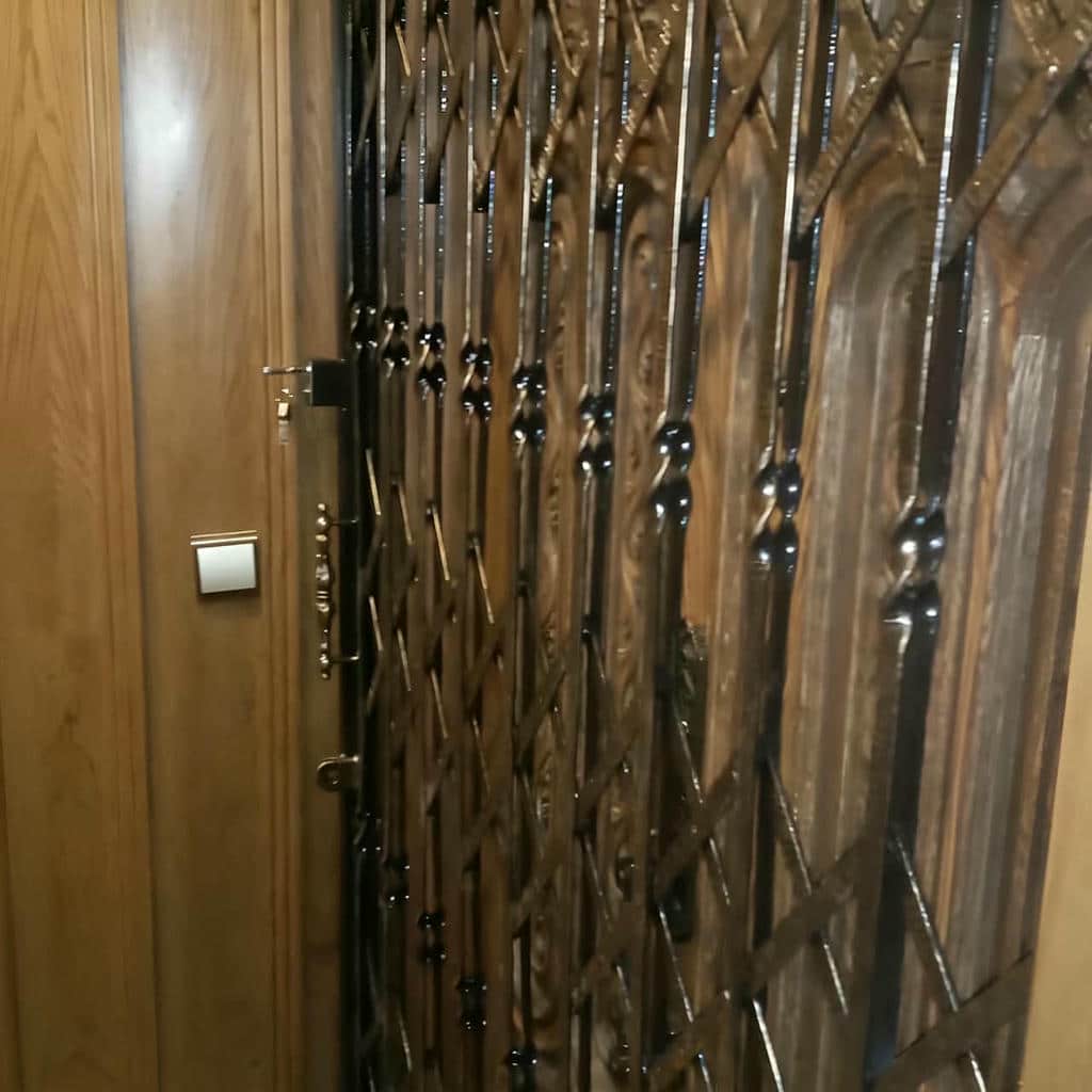 نصب درب ریلی آکاردئونی کم جا پشت درب اصلی