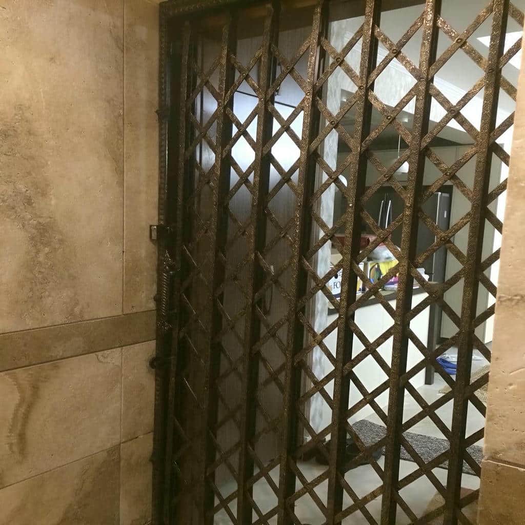 خرید درب آکاردئونی مدرن مشکی ورودی اداری برای شرکت