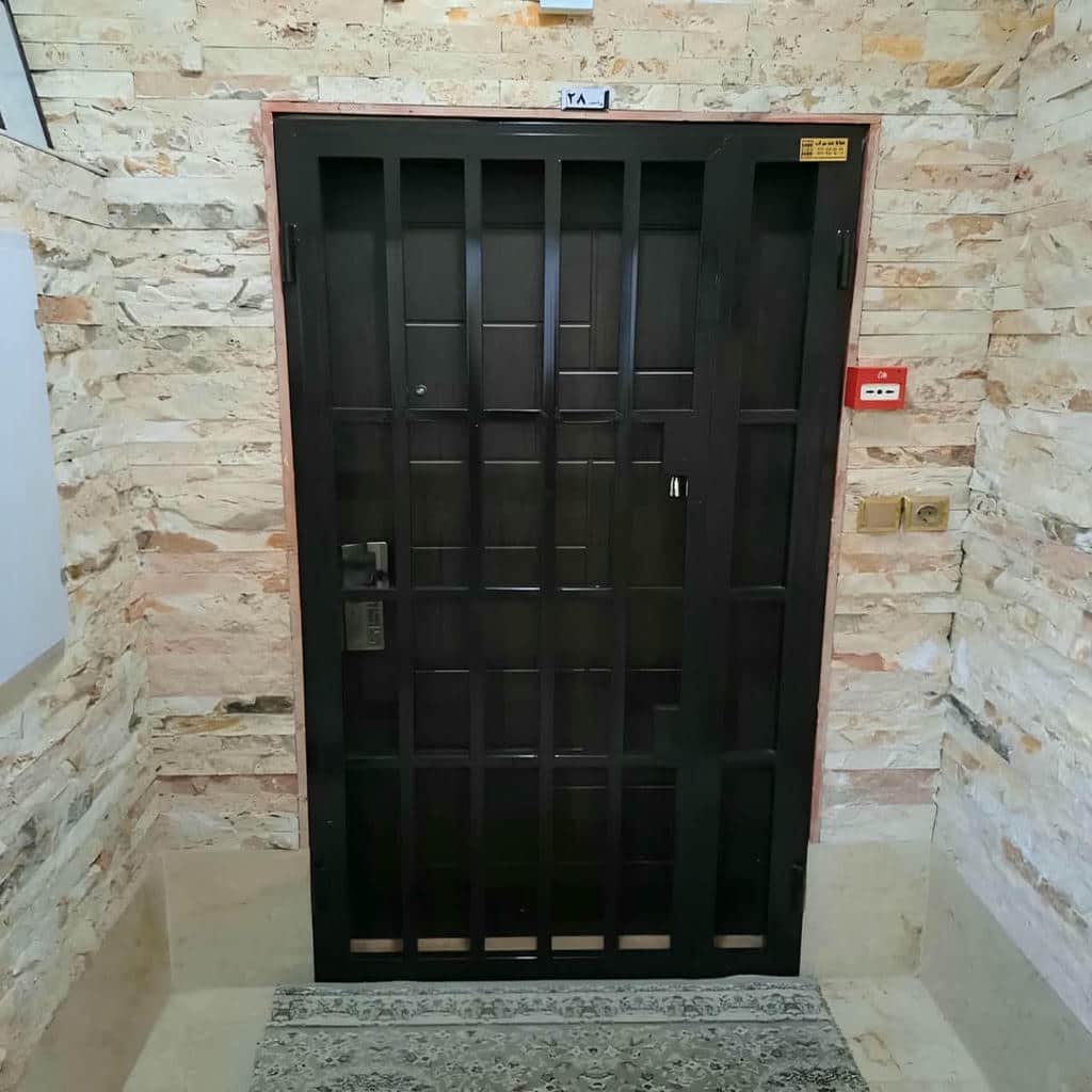 نصب درب آکاردئونی ضد سرقت در راهروی ساختمان