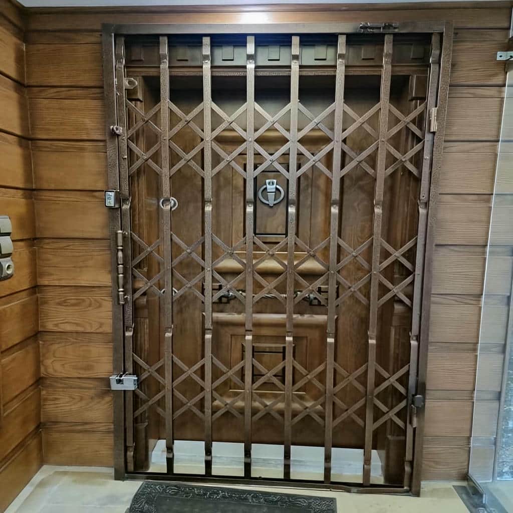 ساخت درب آکاردئونی سفید طلایی برای راهروی آپارتمان