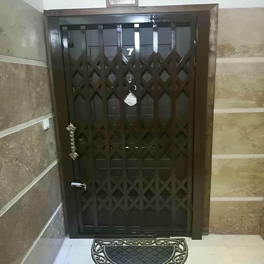 اجرای درب آکاردئونی فلزی با ریل روان