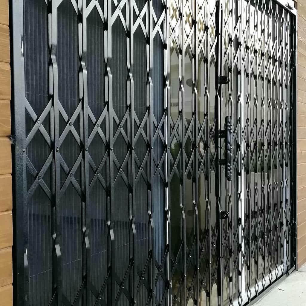 تولید درب آکاردئونی مدرن مشکی ورودی اداری با تسمه آهنی