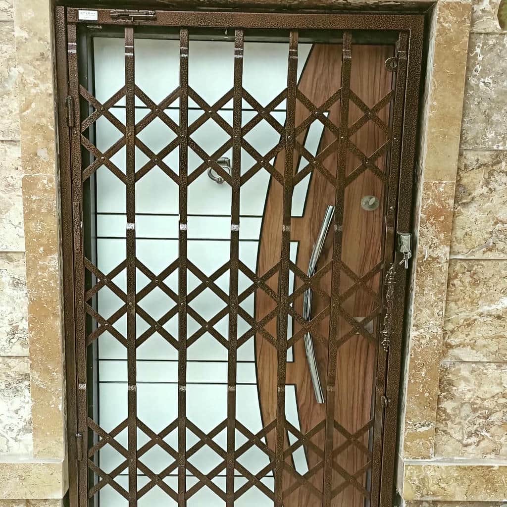 خرید درب آکاردئونی مشکی طلایی برای ورودی واحد