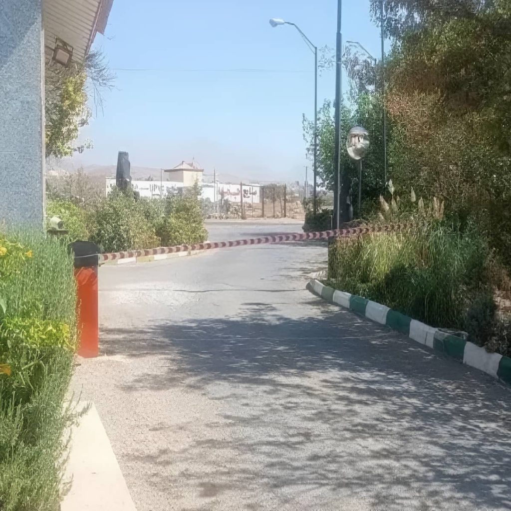 اجرای پلاک خوان پارکینگ ورودی همراه راهبند