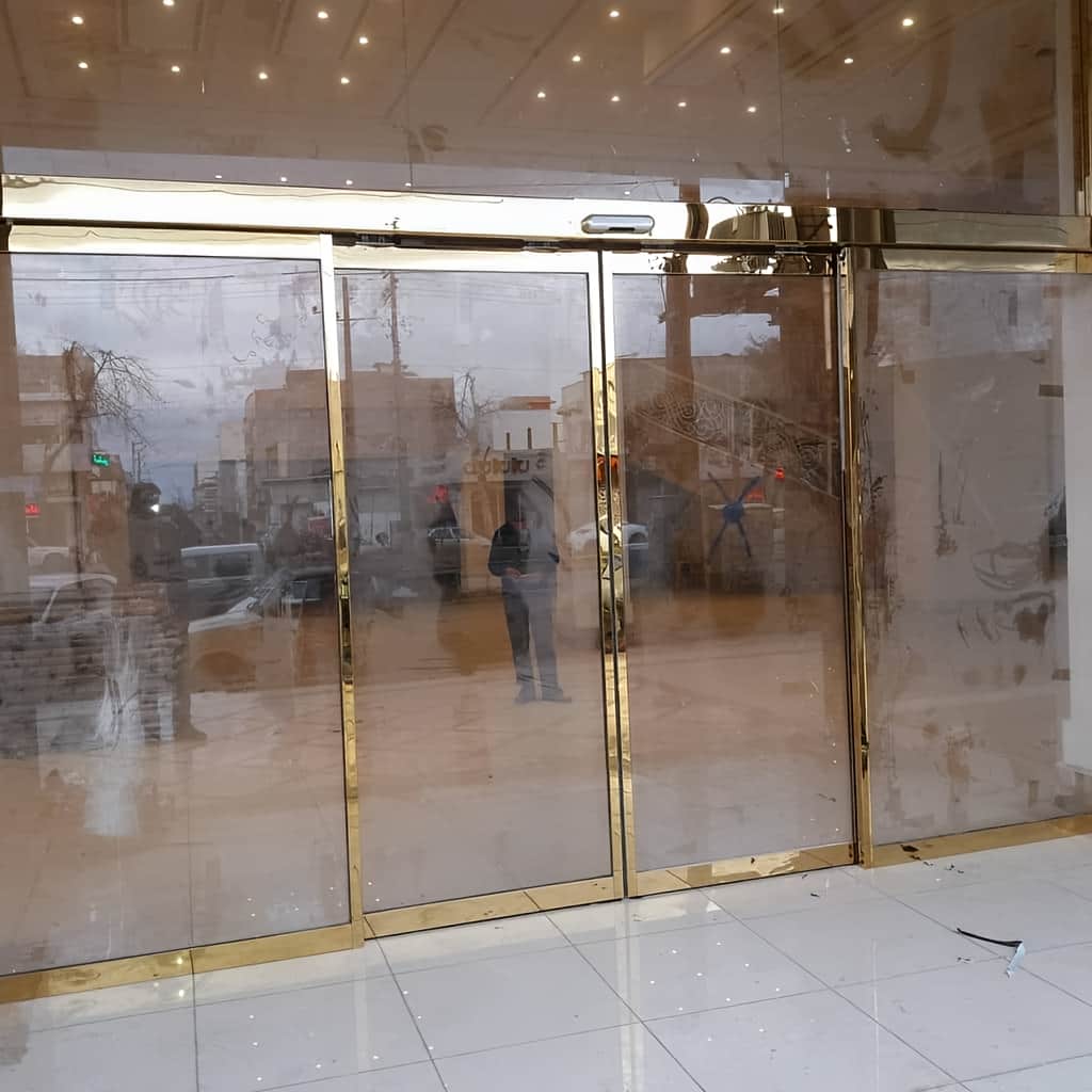 اجرای درب اتوماتیک شیشه ای فروشگاهی پرتردد با ریل استاندارد
