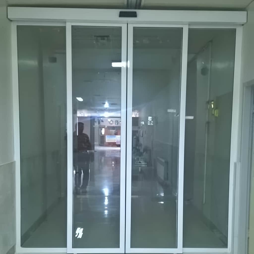 خرید درب شیشه ای کشویی با موتور کم صدا