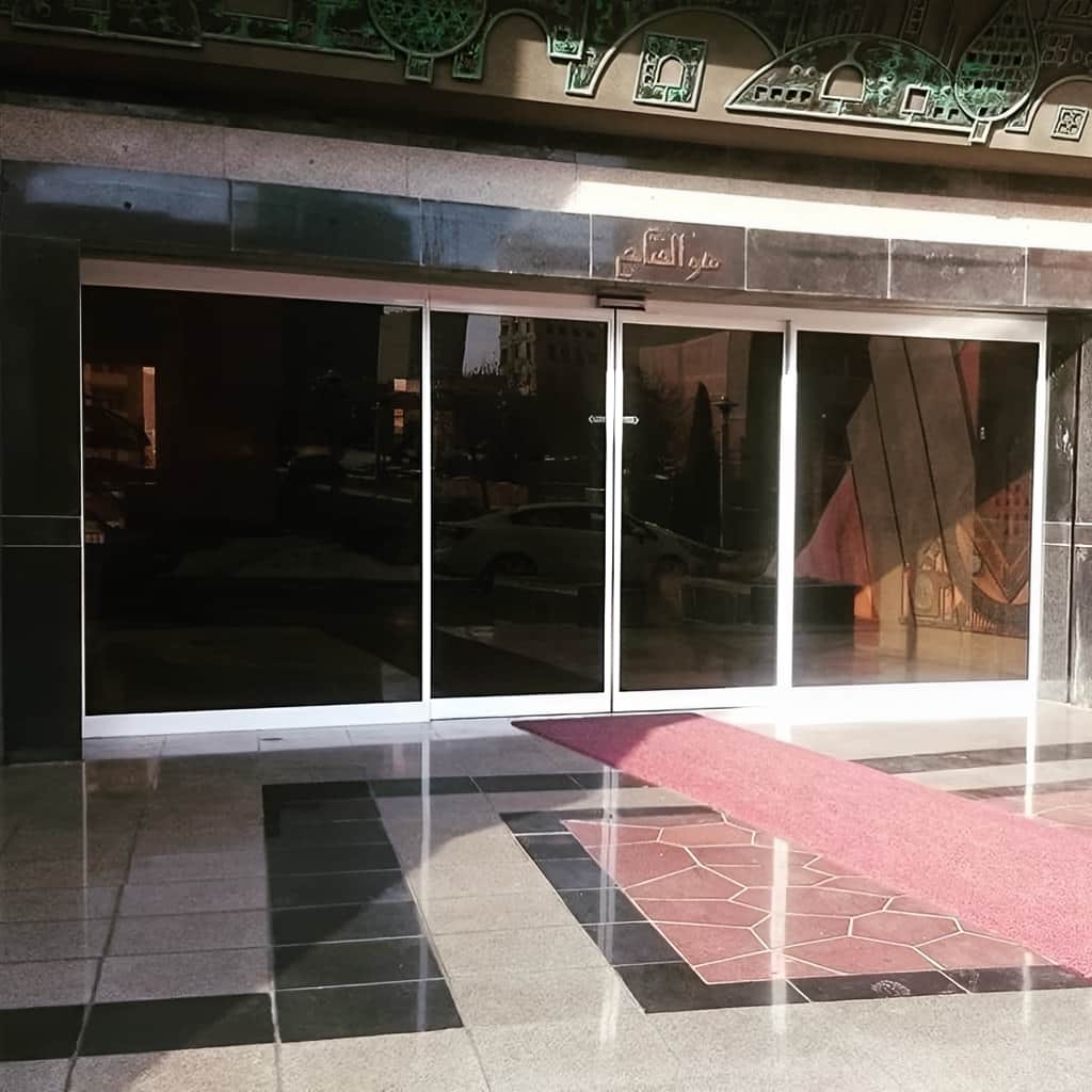 خدمات درب اتوماتیک شیشه ای اداری کارتخوان با تست کارتخوان