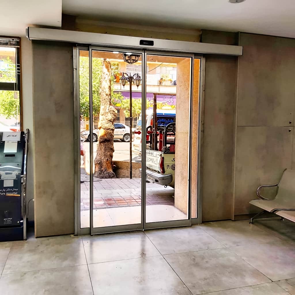 نصب درب شیشه ای اتوماتیک برای مرکز تجاری