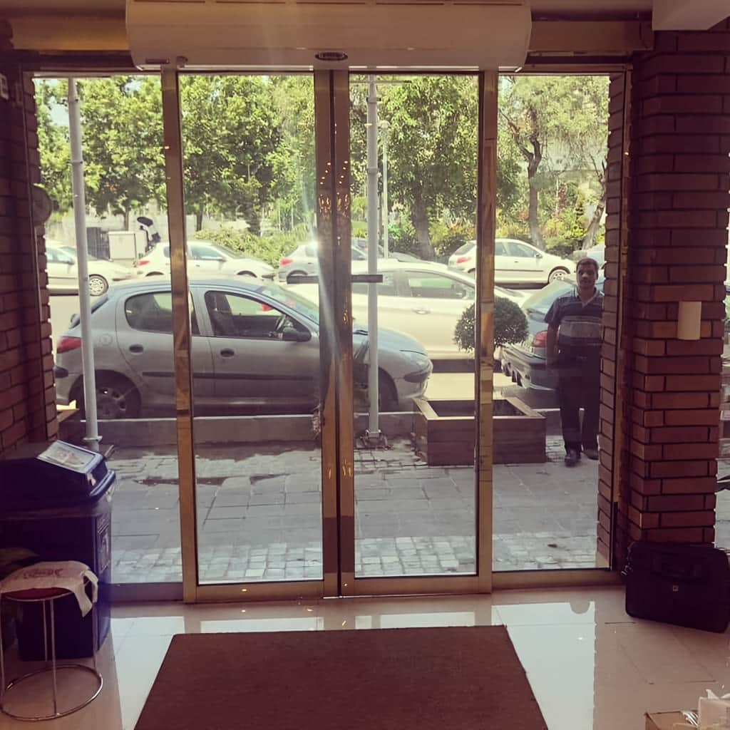 سفارش درب اتوماتیک شیشه ای گردان لابی برای برج