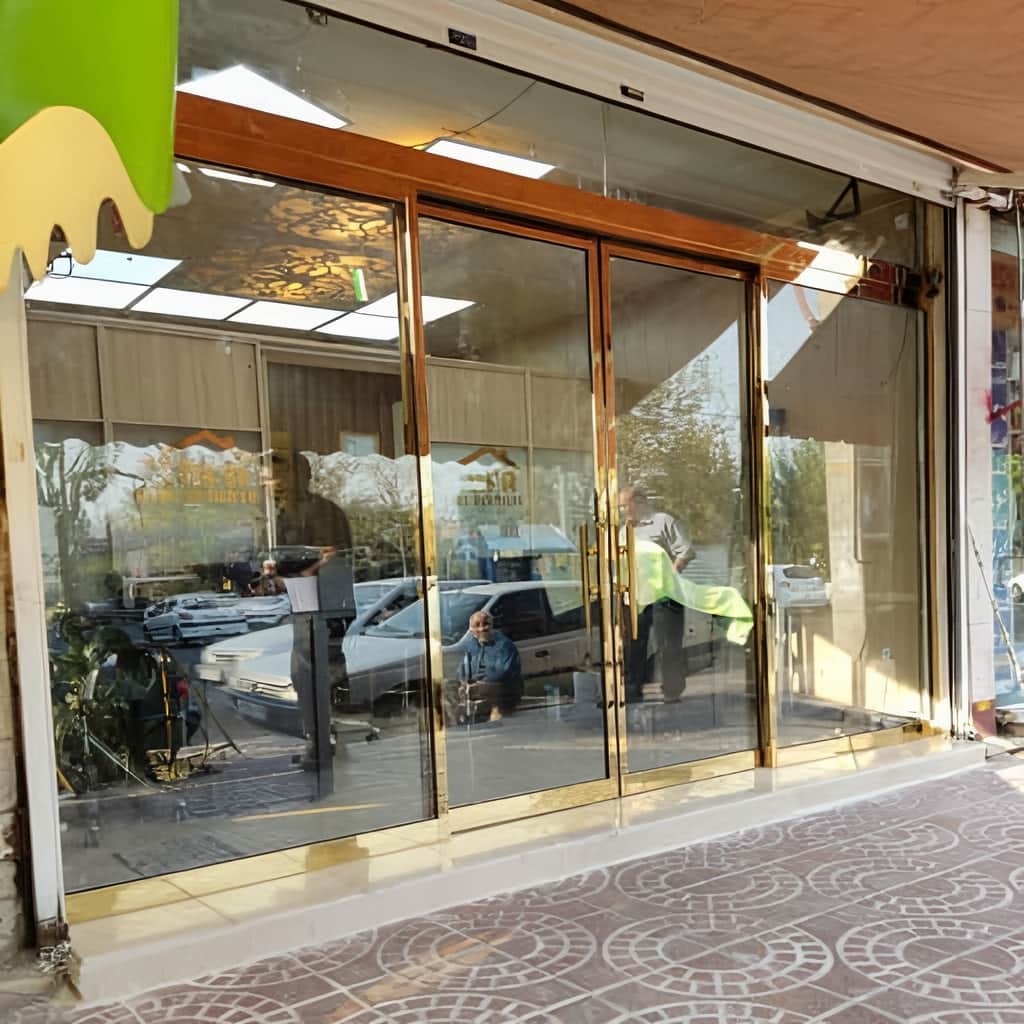 نصب درب اتوماتیک شیشه ای برای ورودی شفاف و مدرن