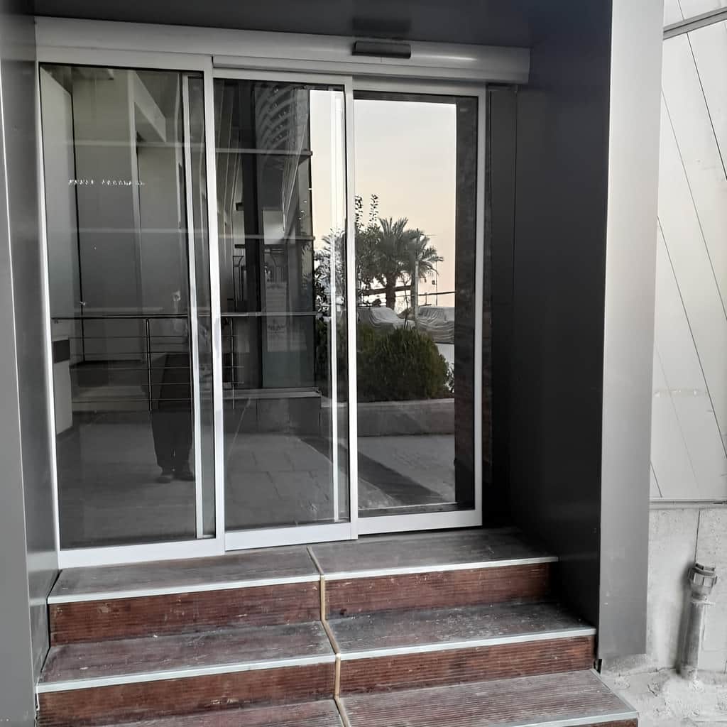 قیمت درب اتوماتیک شیشه ای ورودی ساختمان اداری بر اساس مشخصات