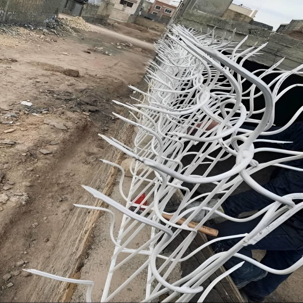 نصب حفاظ روی دیوار باغ محوطه با شاسی مقاوم