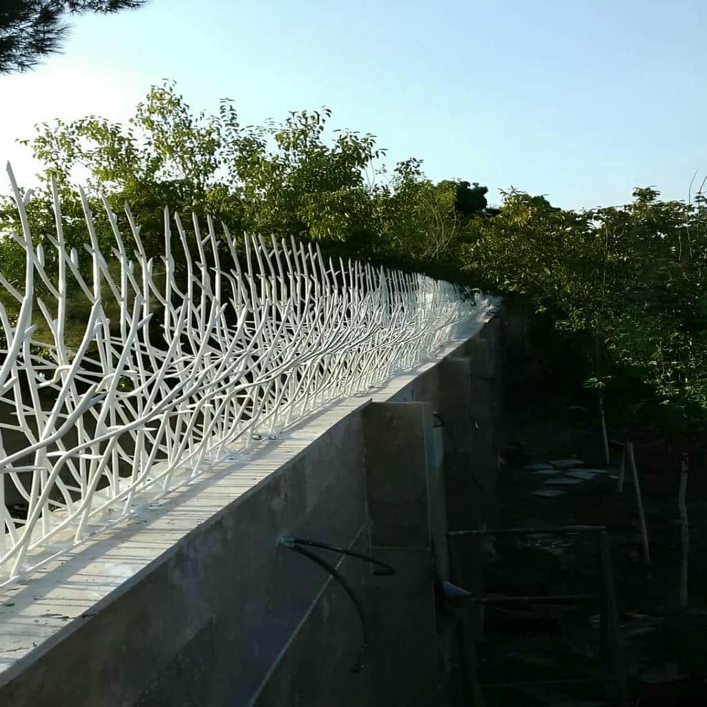 اجرای حفاظ شاخ گوزنی دیوار باغ با جوشکاری دقیق