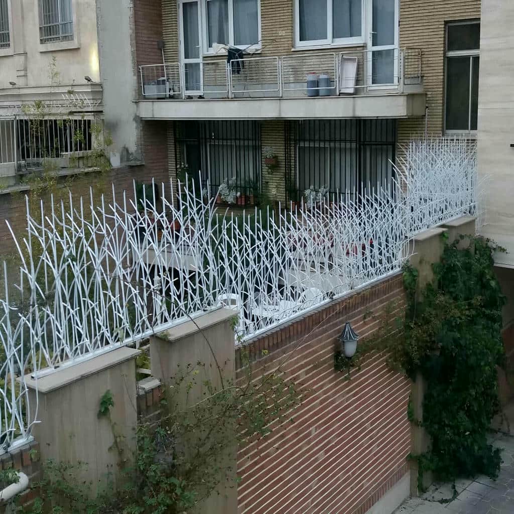 حفاظ دیوار فلزی ردیفی با چیدمان منظم شاخه‌ها