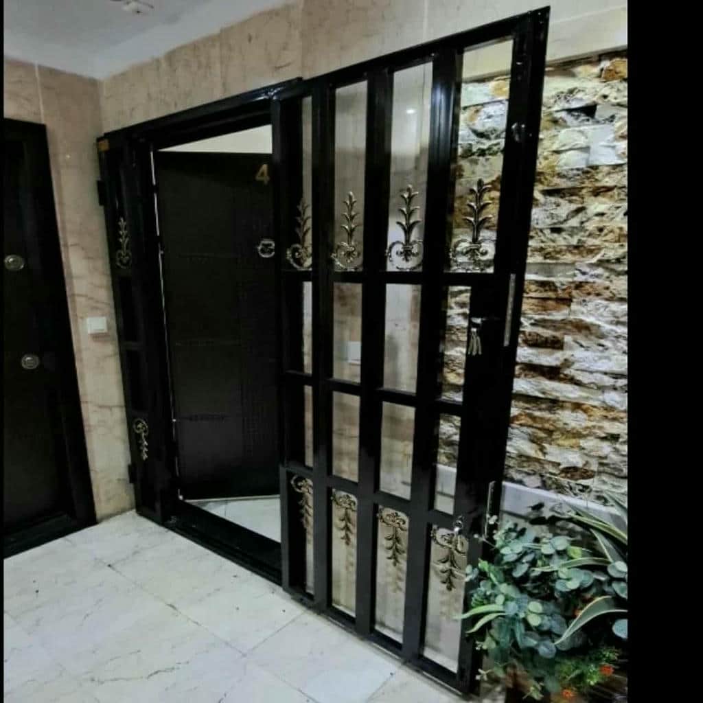 ساخت حفاظ پشت درب آپارتمان ریلی برای واحد مسکونی