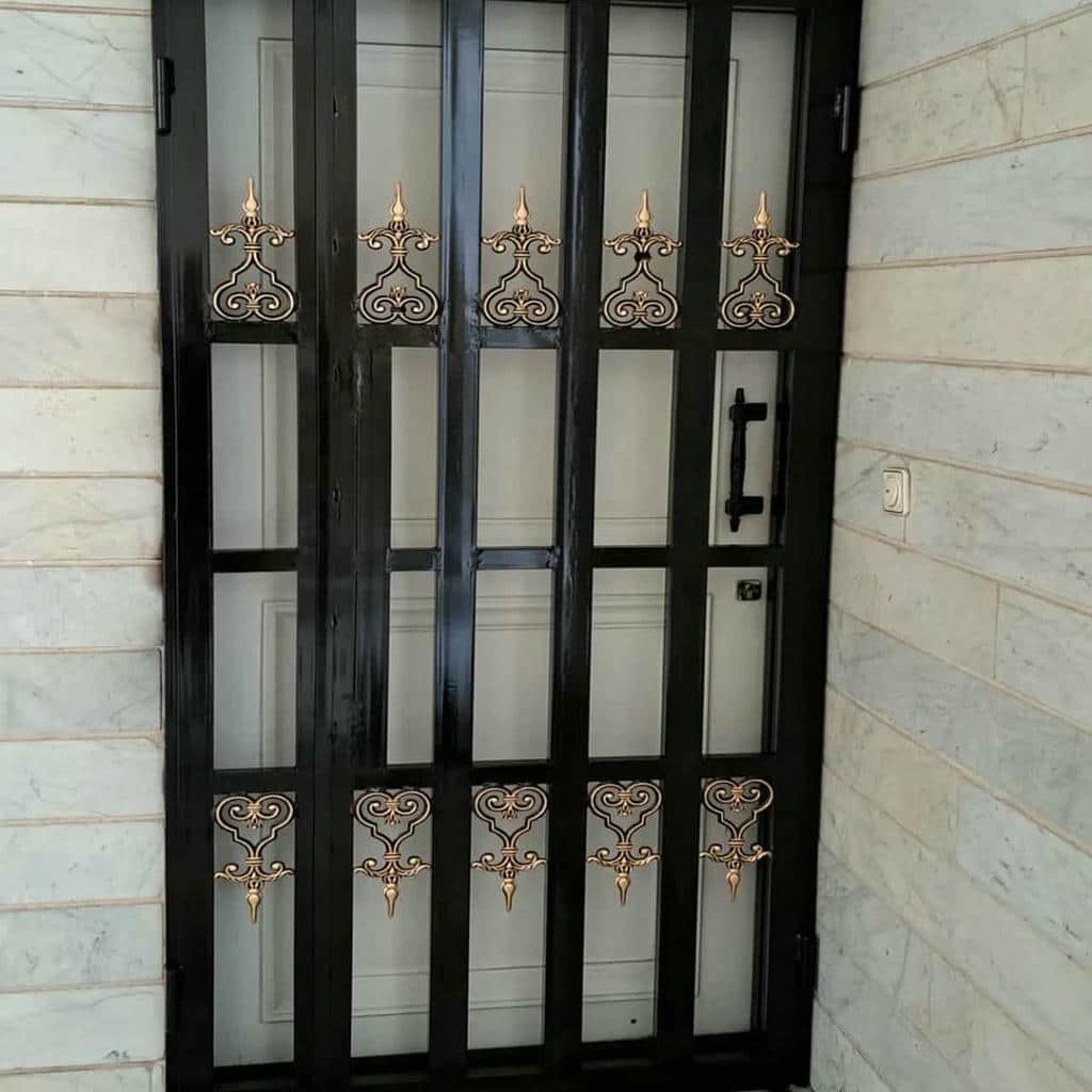 نصب حفاظ درب ضد سرقت فلزی پشت درب اصلی