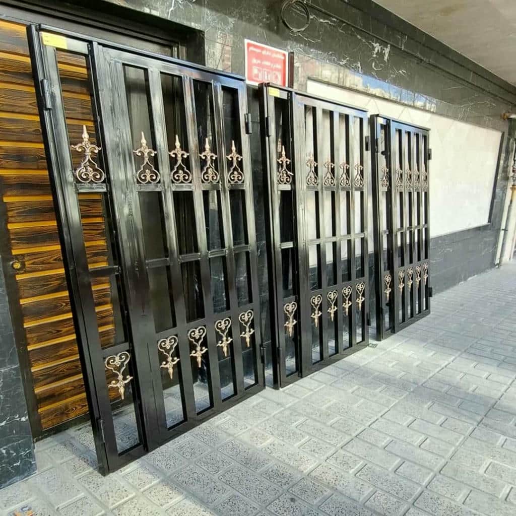اجرای حفاظ درب ضد سرقت فلزی با قفل تقویتشده
