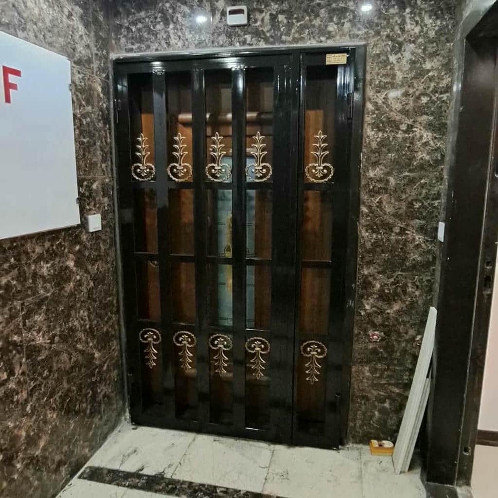 حفاظ پشت درب آپارتمان ریلی با قفل کتابی