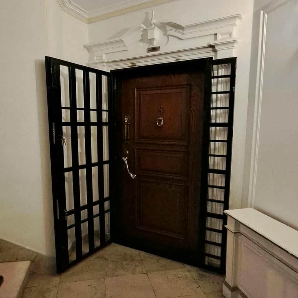 حفاظ پشت درب آپارتمان ریلی مناسب راهروی آپارتمان